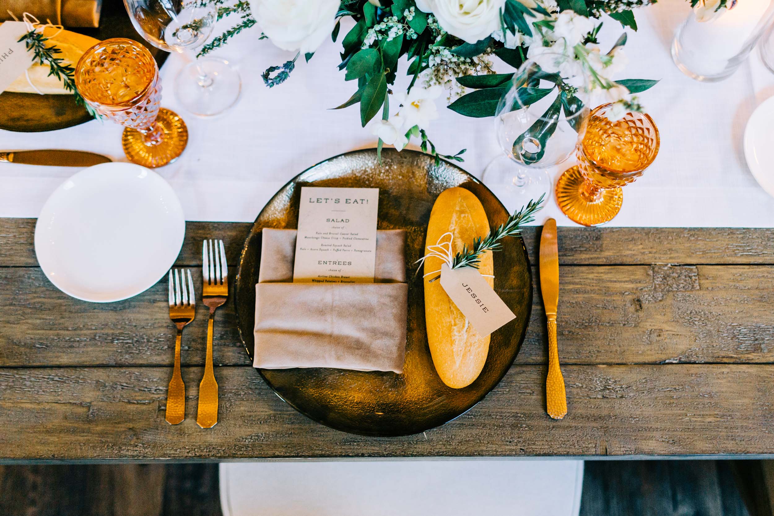 Gold place setting design ideas for wedding