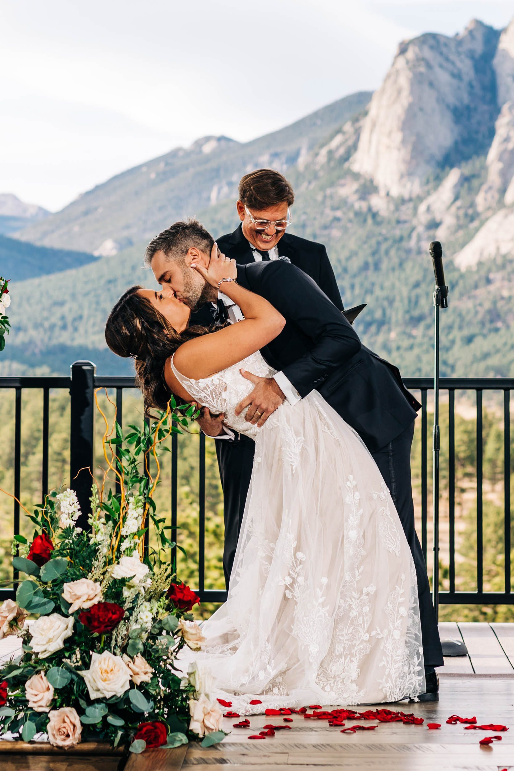 first kiss at boulders black canyon inn wedding 