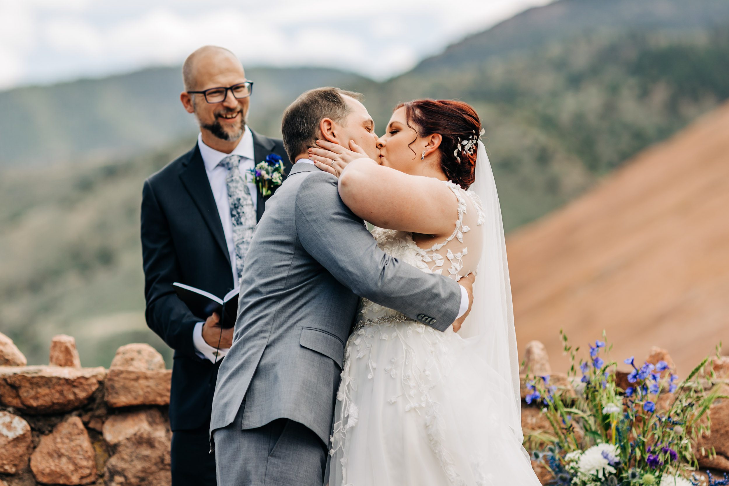 first kiss at red rocks trading post wedding ceremony